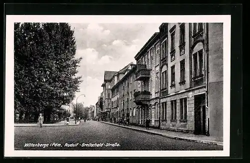 AK Wittenberge /Pdm., Rudolf-Breitscheid-Strasse mit Passanten