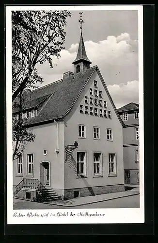 AK Balve /Sauerland, Glockenspiel im Giebel der Stadtsparkasse