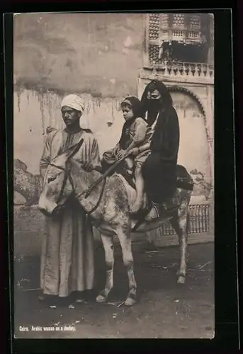 AK Cairo / Kairo, Arabic woman on a donkey, Ägyptische Familie mit Esel