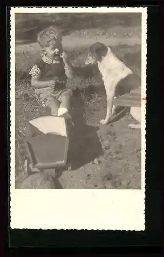 AK Naschender Knabe mit hungrigem kleinen Hund