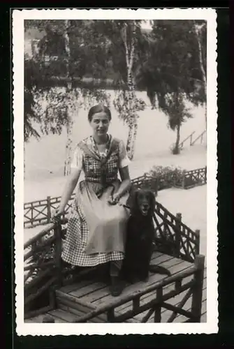 Foto-AK Dame im Dirndl mit jungem Jagdhund, 1936