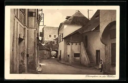 AK Dürnstein in der Wachau, Strassenpartie mit Tor