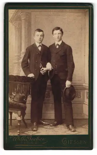 Fotografie Wilh. Becker, Giessen, Bahnhofstrasse, Zwei junge Männer im Anzug mit Fliege