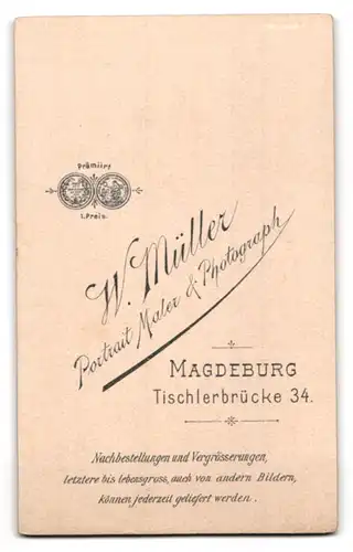 Fotografie W. Müller, Magdeburg, Tischlerbrücke 34, Elegant gekleideter Herr mit Zwicker