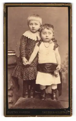 Fotografie Gustav Karsch, Dresden-N., Grosse Meissenerstr. 17, Zwei Kinder in hübschen Kleidern
