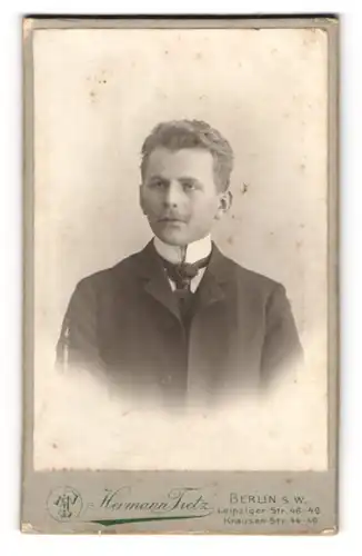 Fotografie Hermann Tietz, Berlin, Leipziger-Str. 46-49, Junger Herr im Anzug mit Krawatte