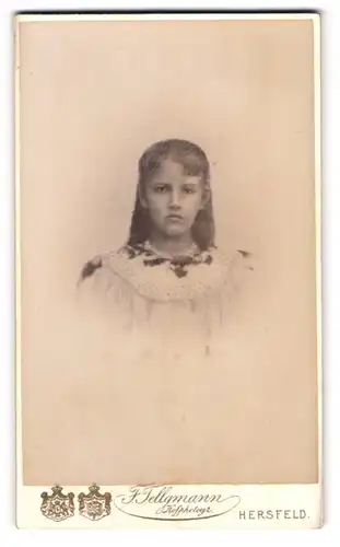 Fotografie F. Tellgmann, Hersfeld, Junges Mädchen in hübscher Kleidung