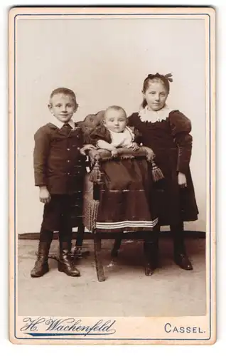 Fotografie H. Wachenfeld, Kassel, Weserstr. 14 u. 16, Kinderpaar mit Kleinkind in hübscher Kleidung