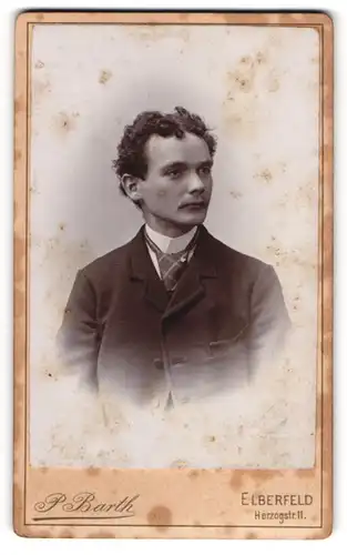 Fotografie P. Barth, Elberfeld, Herzogstrasse, Junger Herr im Anzug mit Krawatte