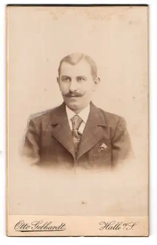 Fotografie Otto Gebhardt, Halle a. S., Grosse Ullrich-Str. 10, Junger Herr im karierten Anzug mit Schnauzbart