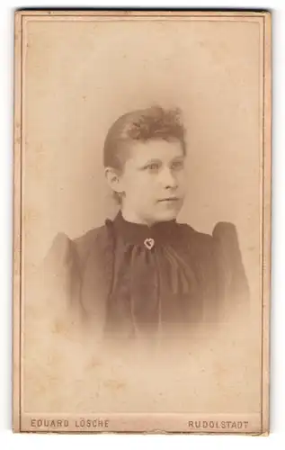 Fotografie Eduard Lösche, Rudolstadt, Junge Dame mit zurückgebundenem Haar
