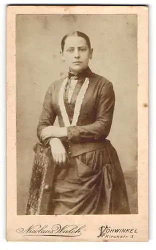 Fotografie Nicolaus Walch, Vohwinkel, Kirchstr. 3, Junge Dame in hübscher Kleidung