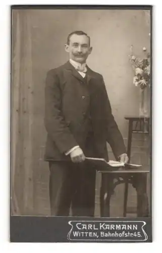 Fotografie Carl Karmann, Witten a. d. Ruhr, Bahnhofstr. 45, Elegant gekleideter Herr mit Schnauzbart