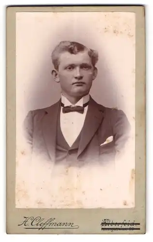 Fotografie H. Cleffmann, Elberfeld, Herzogstr. 20, Junger Herr im Anzug mit Fliege