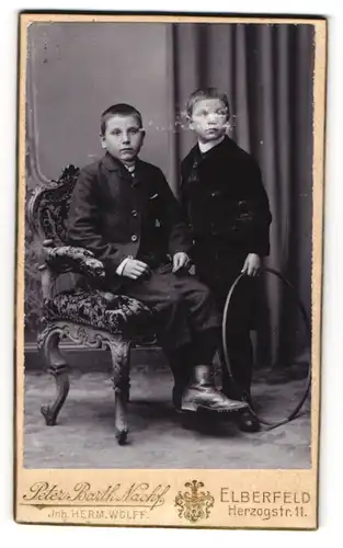 Fotografie Peter Barth Nachf., Elberfeld, Herzogstr. 11, Zwei modisch gekleidete Jungen mit Reifen