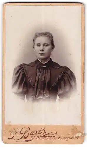Fotografie P. Barth, Elberfeld, Herzogstr. 11, Junge Dame im bestickten Kleid
