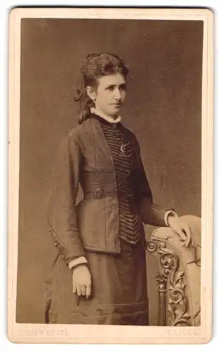Fotografie Eugen Kegel, Kassel, Grosse Rosen-Strasse 5, Junge Dame in modischer Kleidung