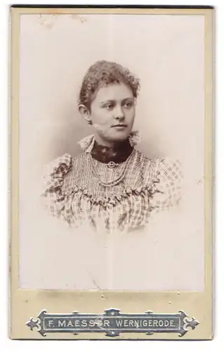 Fotografie F. Maesser, Wernigerode, Junge Dame mit zurückgebundenem Haar