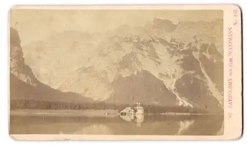 Fotografie Baldi & Würthle, Salzburg, Ansicht St. Bartholomä, Seepartie mit der Kirche und dem Watzmann