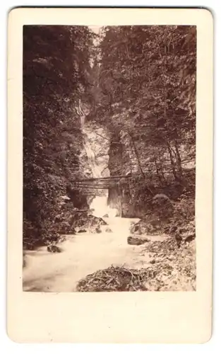 Fotografie Fototgraf unbekannt, Ansicht Wimbachklamm, Flusspartie im Klamm mit alter Holzbrücke