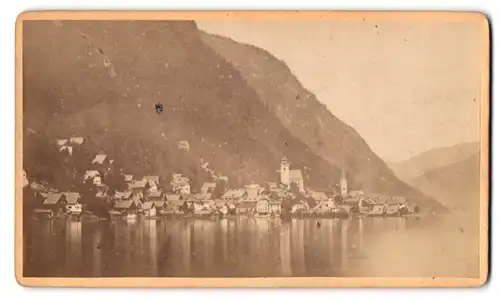 Fotografie unbekannter Fotograf, Ansicht Hallstatt, Blick auf den Ort mit Seepanorama