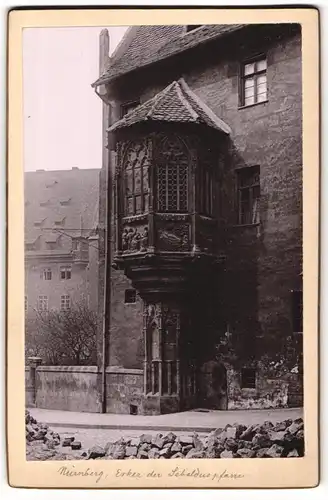 Fotografie unbekannter Fotograf, Ansicht Nürnberg, Partie am Erker der Sebalduspfarre, Pflastersteine am Boden