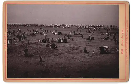 Fotografie Römmler & Jonas, Dresden, Ansicht Ostende, Badegäste am Strand Cote de mer, Badehäuschen