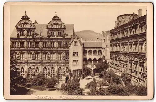 Fotografie unbekannter Fotograf, Ansicht Heidelberg, Im Innenhof des Friedrichsbau