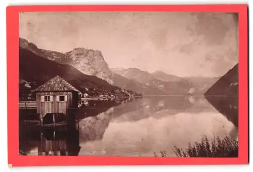 Fotografie unbekannter Fotograf, Ansicht Grundlsee, Blick über den See mit Bootshaus
