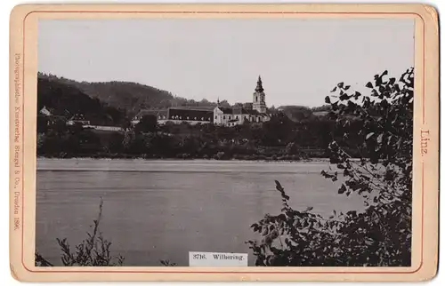 Fotografie Stengel & Co., Dresden, Ansicht Wilhering, Blick übers Wasser nach der Kirche