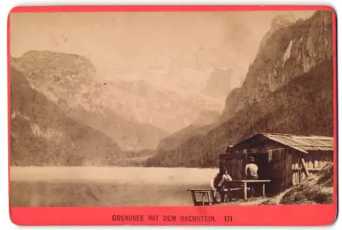 Fotografie Baldi & Würthle, Salzburg, Ansicht Gosau, zwei Männer am Bootshaus des Gosausee mit dem Dachstein