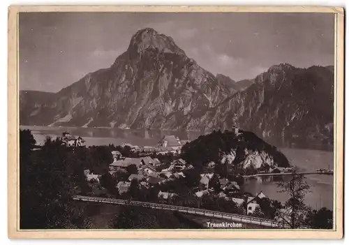 Fotografie unbekannter Fotograf, Ansicht Traunkirchen, Blick auf den Ort mit Bergpanorama