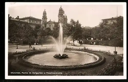 AK München, Partie im Hofgarten und Theatinerkirche