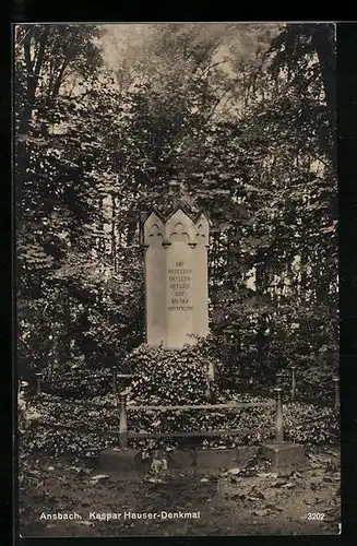 AK Ansbach, Kaspar Hauser-Denkmal im Laub leicht bedeckt
