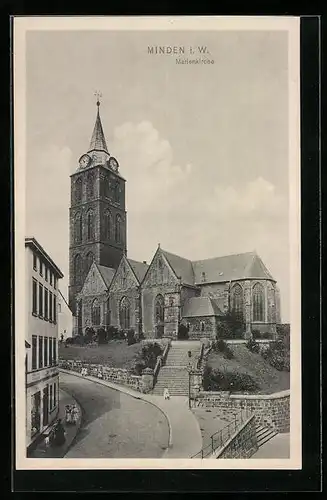 AK Minden i. W., Blick auf die Marienkirche mit Passanten