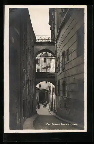 AK Passau, Innbrückgasse mit Passanten