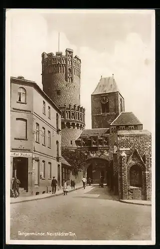 AK Tangermünde, Neustädter Tor und Passanten