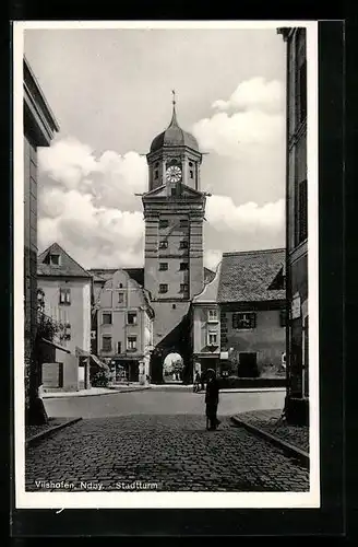 AK Vilshofen /Ndby., Blick auf den Stadtturm und Passanten