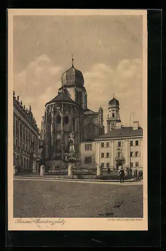 AK Passau, Residenzplatz und Passanten