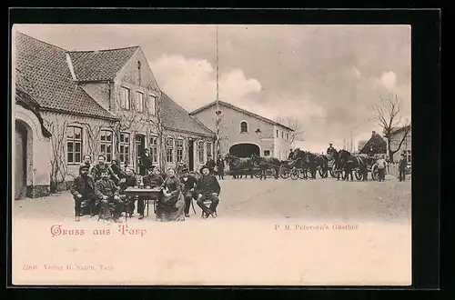 AK Tarp, P. M. Petersens Gasthof mit Gästegruppe und Fuhrwerken auf der Strasse