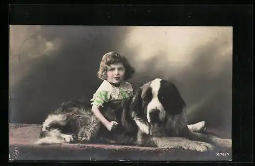 AK Kleines Mädchen mit liegendem Bernhardiner