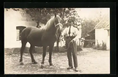 Foto-AK Bauer mit Arbeitspferd auf dem Hofgelände