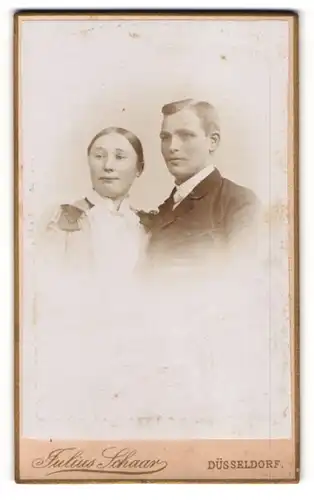 Fotografie Julius Schaar, Düsseldorf, Schadowstrasse 72, Junges Paar im Sonntagsstaat