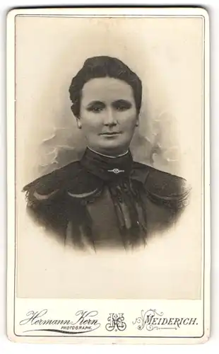 Fotografie Hermann Kern, Meiderich, Elegante Dame mit Brosche im Sonntagskleid