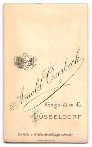 Fotografie Arnold Overbeck, Düsseldorf, Königs-Allee 43, Freundliche junge Dame mit Mittelscheitel und runder Brosche