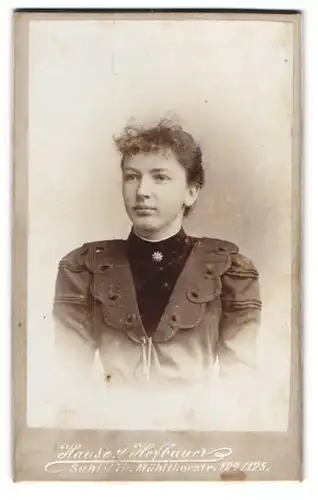 Fotografie Hanse & Hofbauer, Suhl /Th., Mühlthorstrasse 124/25, Junge Dame mit Locken und Sternbrosche