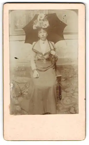 Fotografie unbekannter Fotograf und Ort, Dame mit Blumenhut und aufgespanntem Schirm