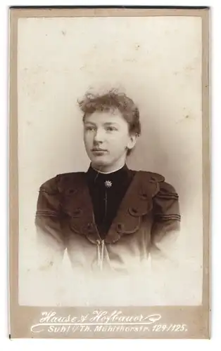 Fotografie Hanse & Hofbauer, Suhl /Th., Mühlthorstrasse 124/25, Junge Dame mit wilden Stirnlocken und Sternbrosche