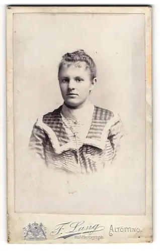 Fotografie F. Lang, Altötting, Junge Dame mit Stirnlocken im Karokleid
