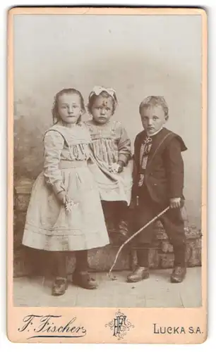Fotografie F. Fischer, Lucka /S. A., Drei Kinder mit ernsten Gesichtern im Sonntagsstaat